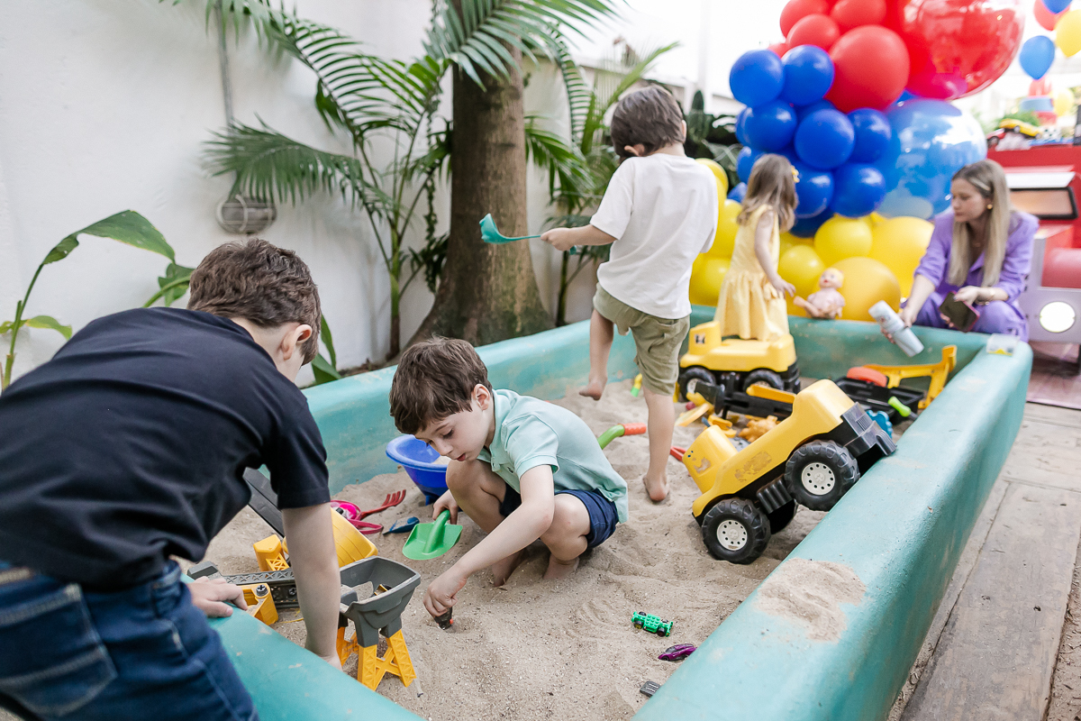 fotografias do aniversário de 5 anos do vinicius com o tema hot wheels feito pela chiara marcelli no buffet vila lumicá na vila mariana zona sul sao paulo sp