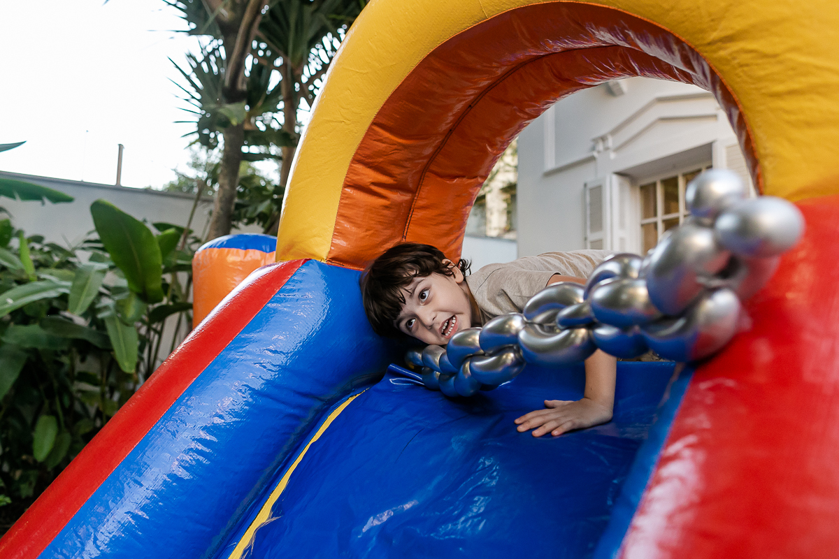fotografias do aniversário de 5 anos do vinicius com o tema hot wheels feito pela chiara marcelli no buffet vila lumicá na vila mariana zona sul sao paulo sp