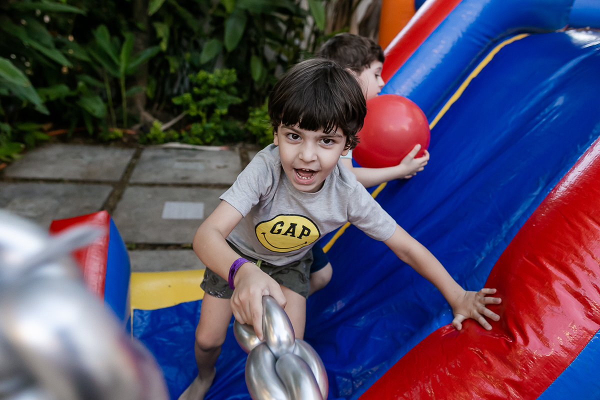 fotografias do aniversário de 5 anos do vinicius com o tema hot wheels feito pela chiara marcelli no buffet vila lumicá na vila mariana zona sul sao paulo sp