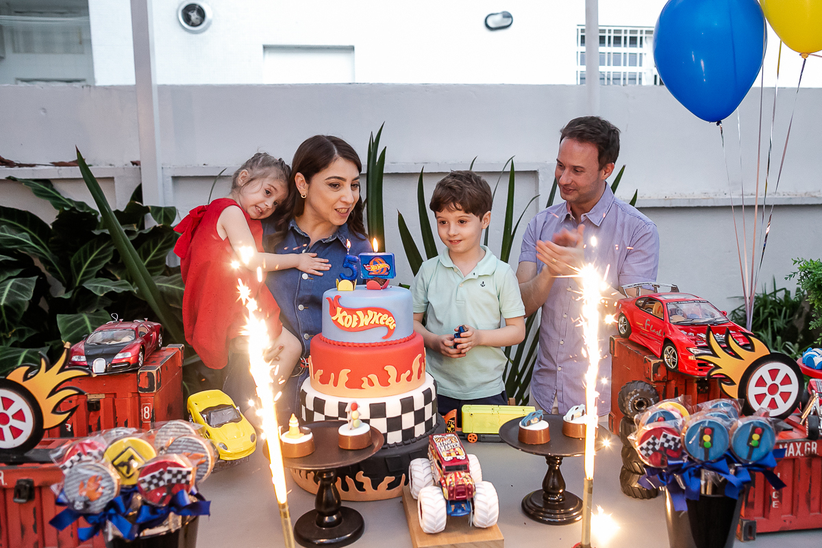 fotografias do aniversário de 5 anos do vinicius com o tema hot wheels feito pela chiara marcelli no buffet vila lumicá na vila mariana zona sul sao paulo sp