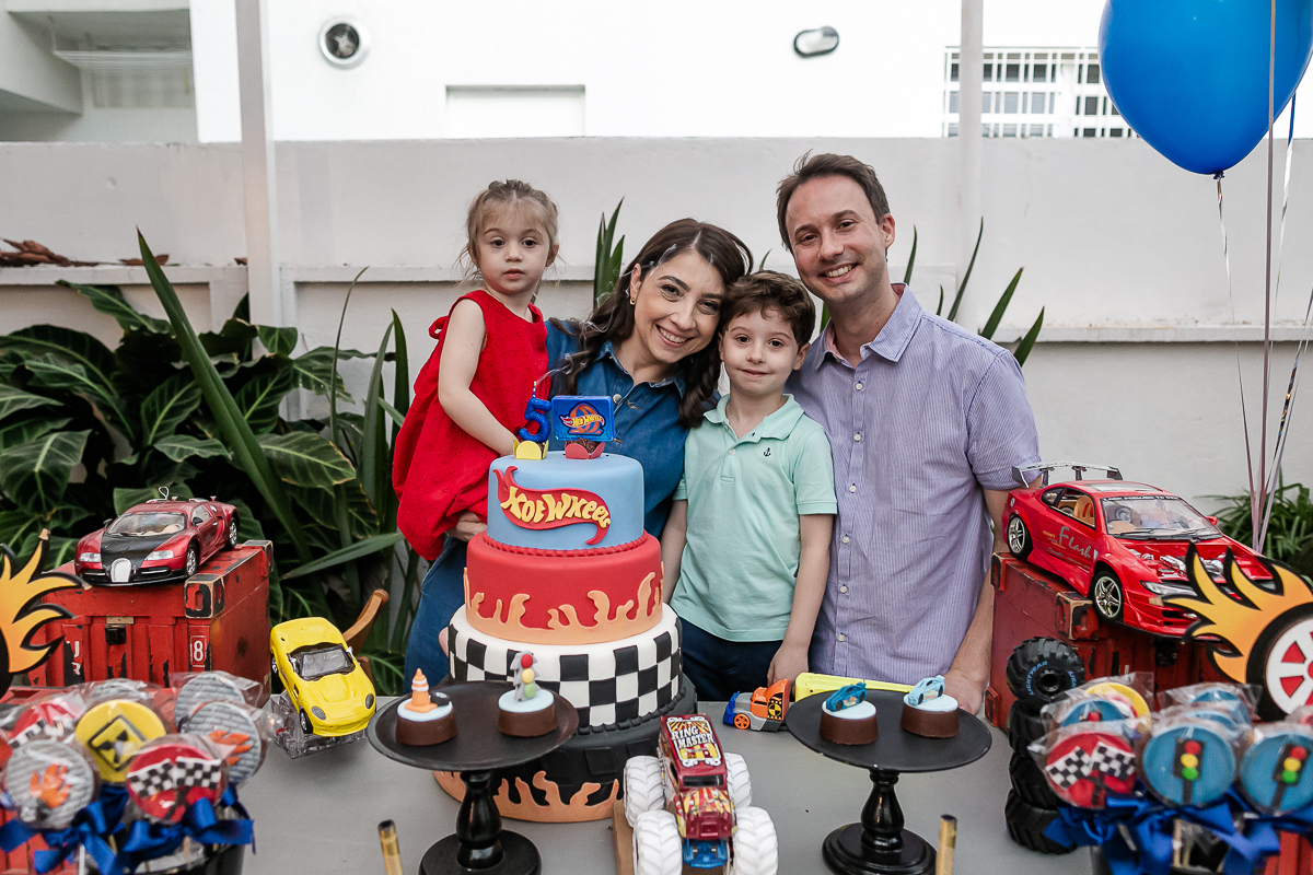 fotografias do aniversário de 5 anos do vinicius com o tema hot wheels feito pela chiara marcelli no buffet vila lumicá na vila mariana zona sul sao paulo sp