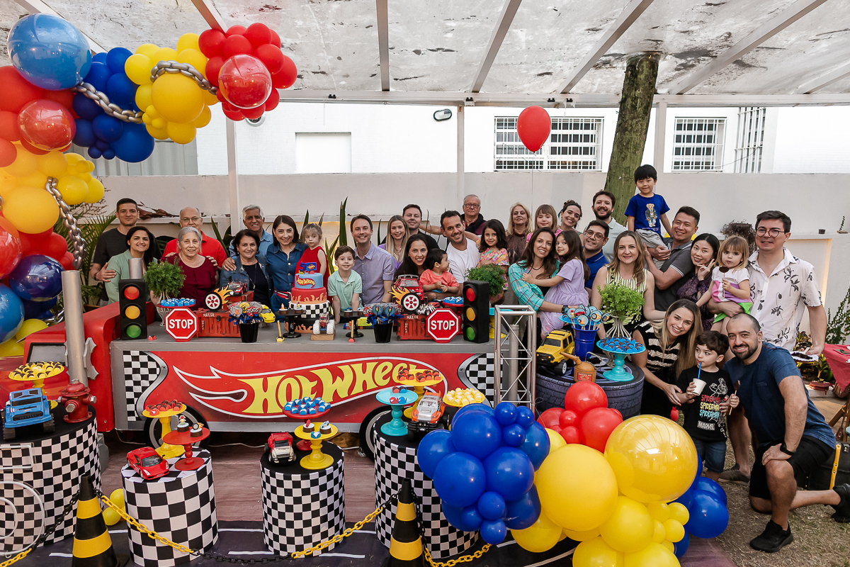 fotografias do aniversário de 5 anos do vinicius com o tema hot wheels feito pela chiara marcelli no buffet vila lumicá na vila mariana zona sul sao paulo sp