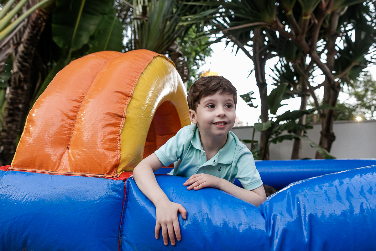fotografias do aniversário de 5 anos do vinicius com o tema hot wheels feito pela chiara marcelli no buffet vila lumicá na vila mariana zona sul sao paulo sp