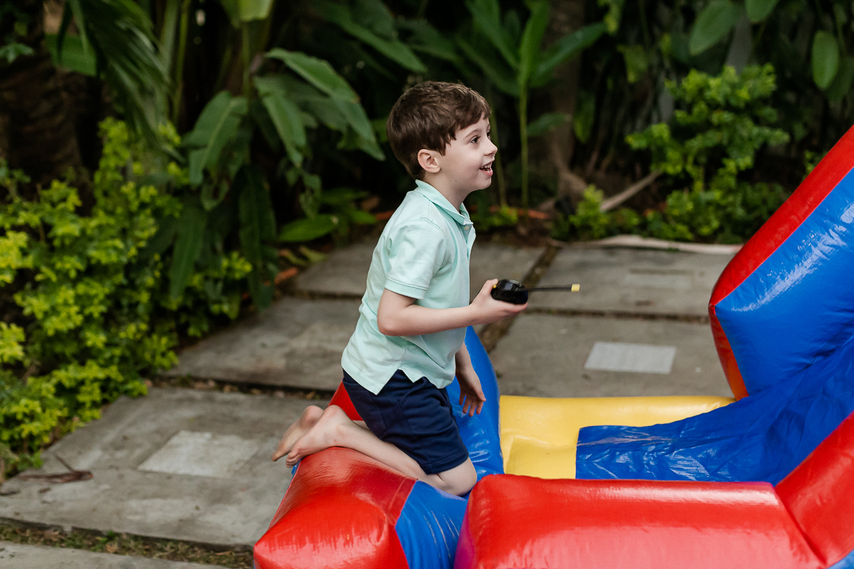 fotografias do aniversário de 5 anos do vinicius com o tema hot wheels feito pela chiara marcelli no buffet vila lumicá na vila mariana zona sul sao paulo sp