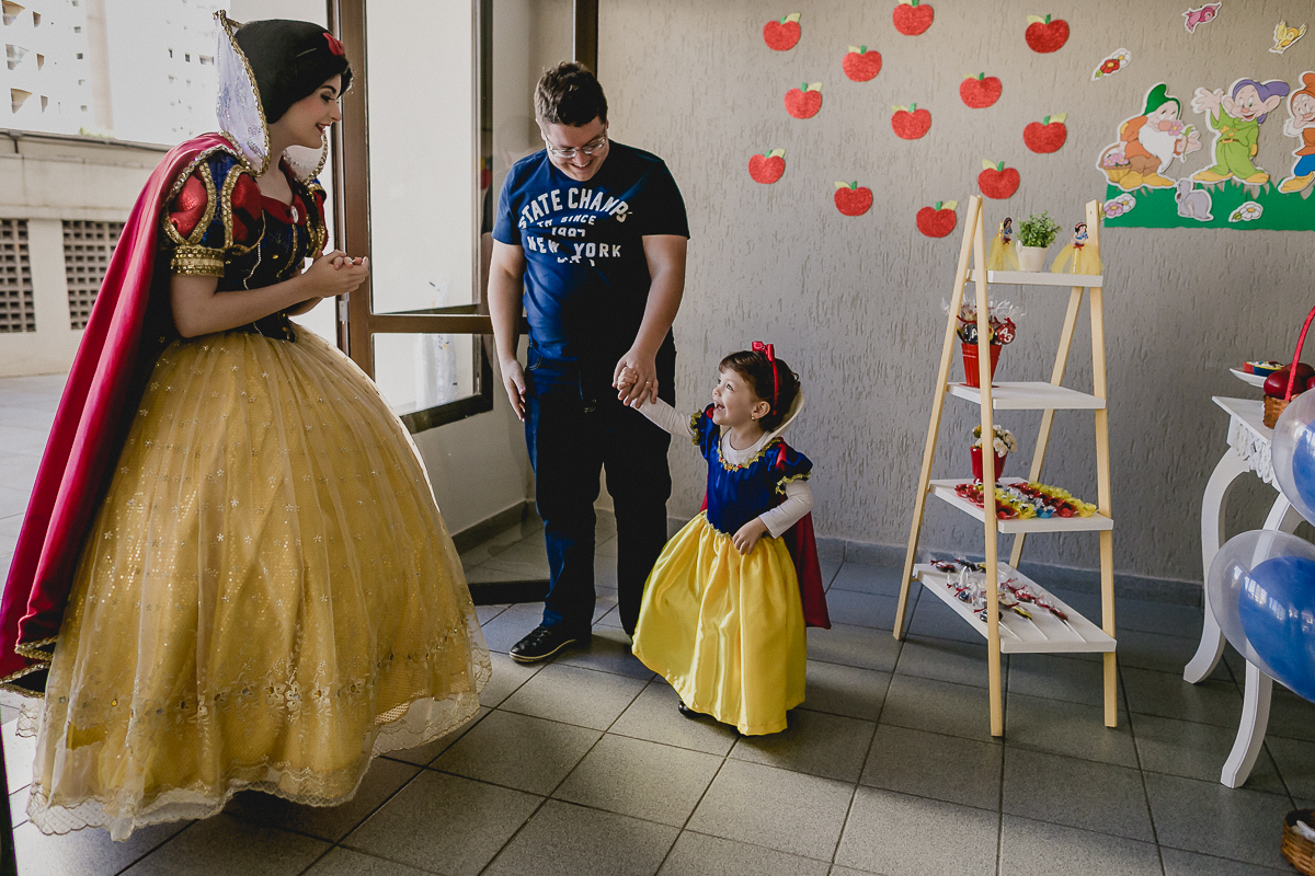 alice conhecendo a branca de neve na sua festa de 3 anos