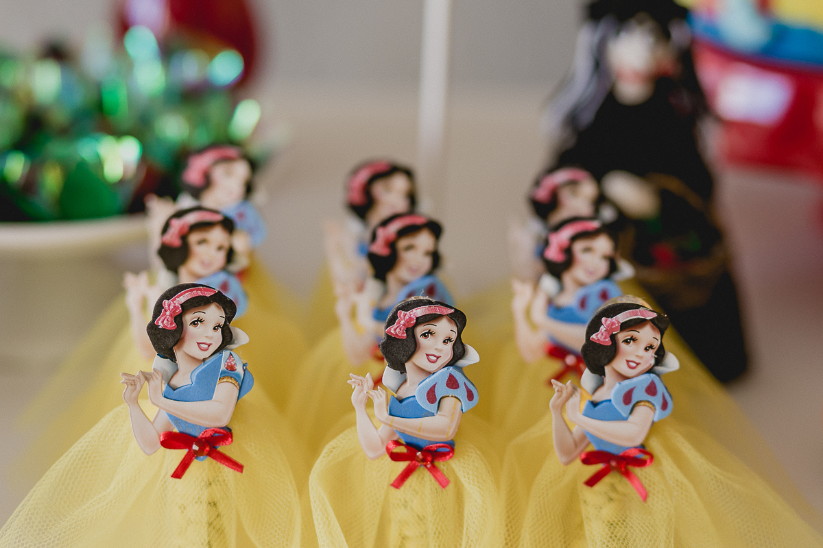 detalhes da mesa do bolo com o tema branca de neve