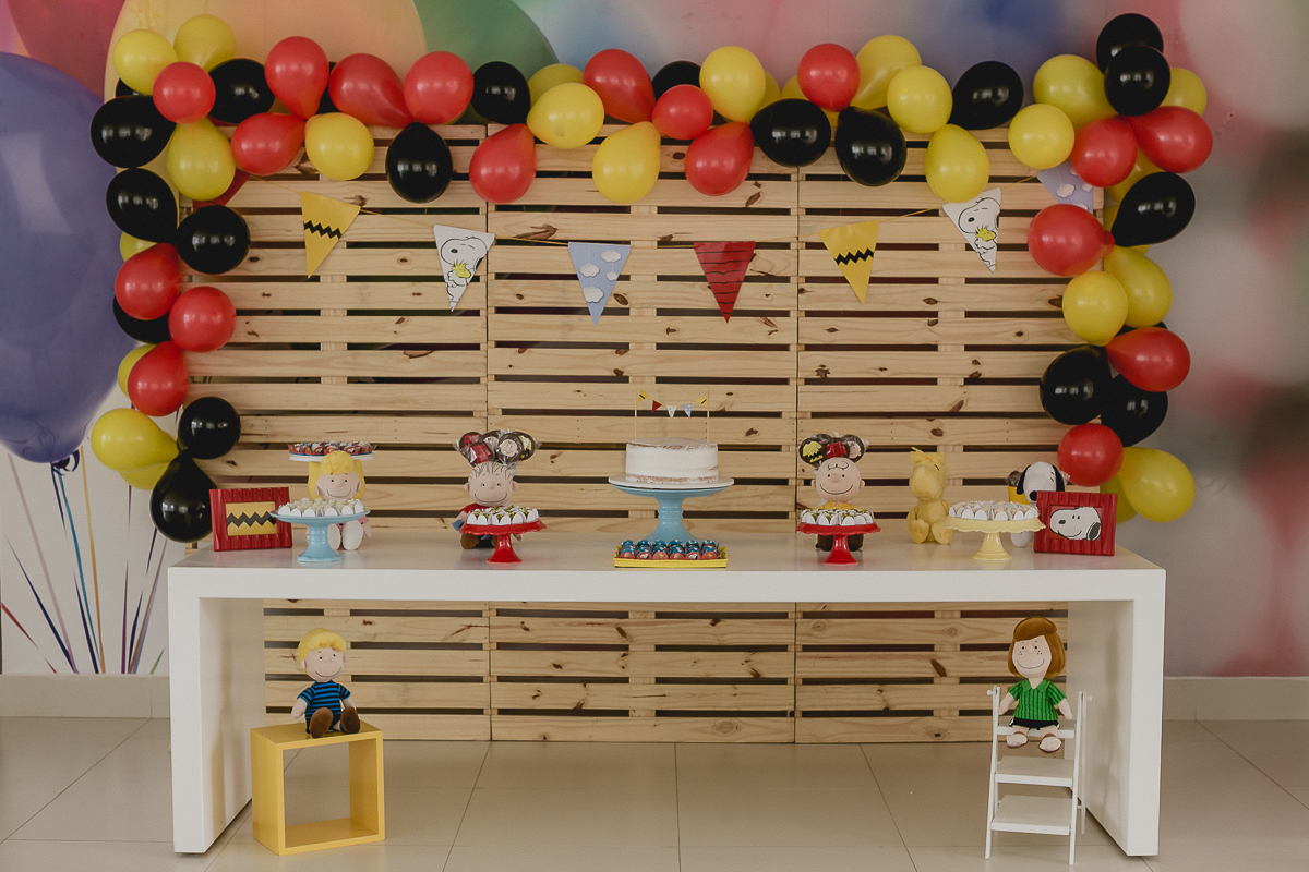 mesa do bolo com o tema charlie brown