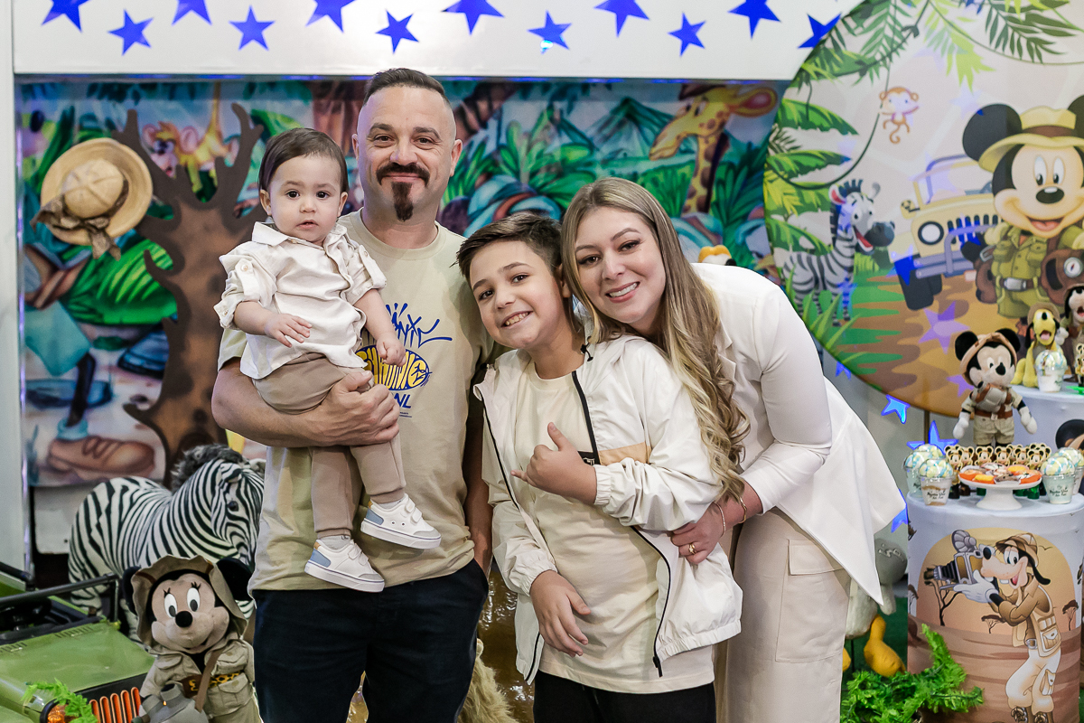 fotografias do aniversário de 1 ano do Samuel com o tema mickey safari no buffet festa no parque na zona leste de sao paulo sp