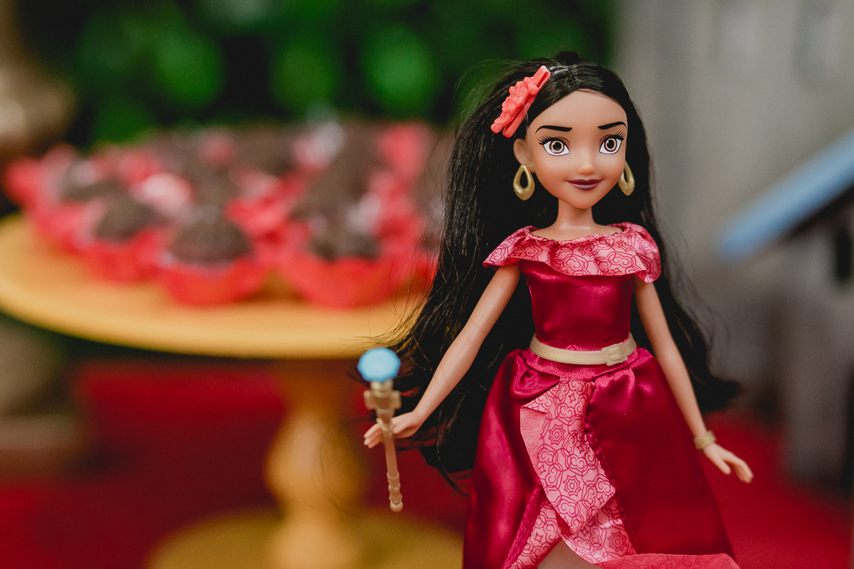 helena de avalor na mesa do bolo