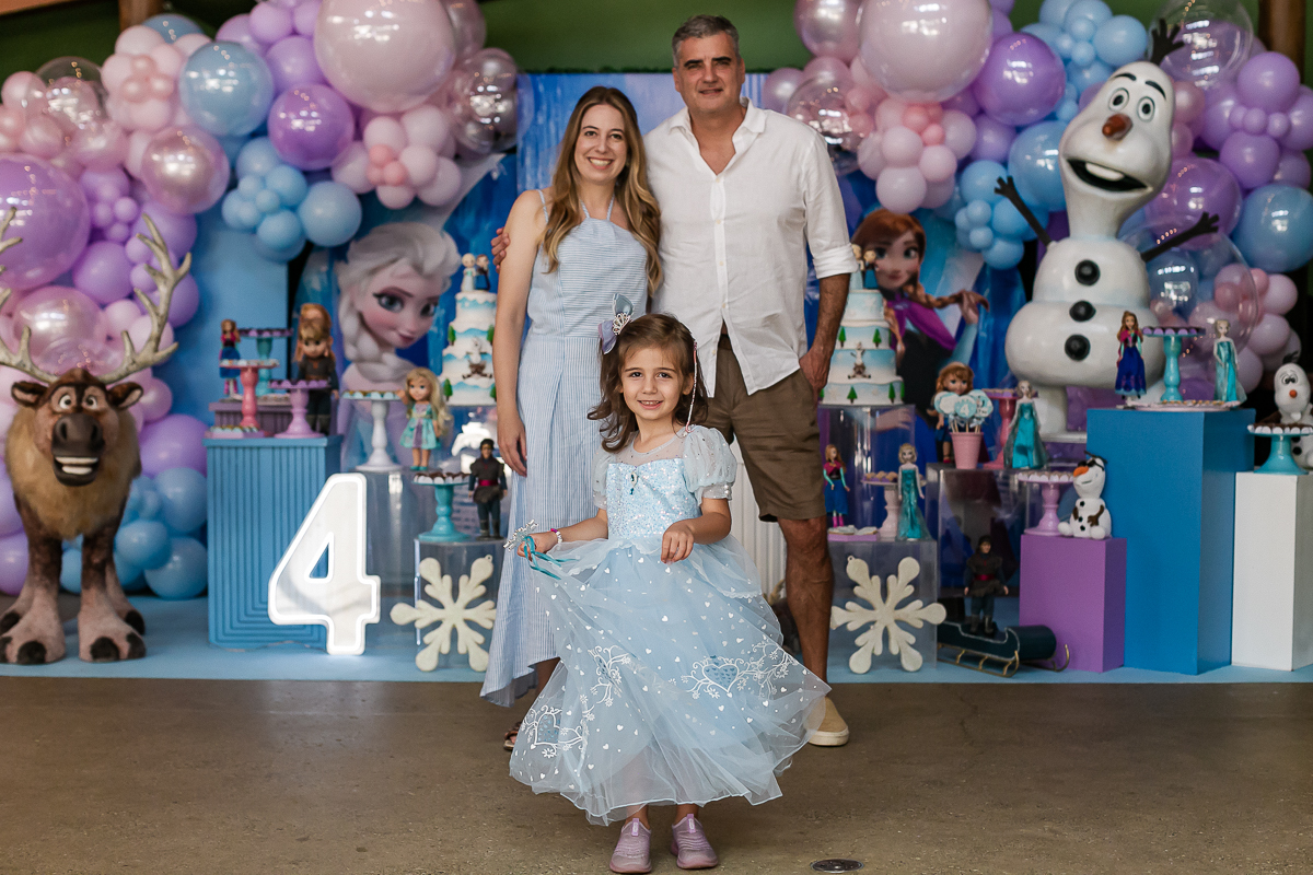 fotografias do aniversário de 4 anos da Isabel e da Anna com o tema frozen no buffet espaço pindorama na vila nova conceição zona sul de sao paulo sp