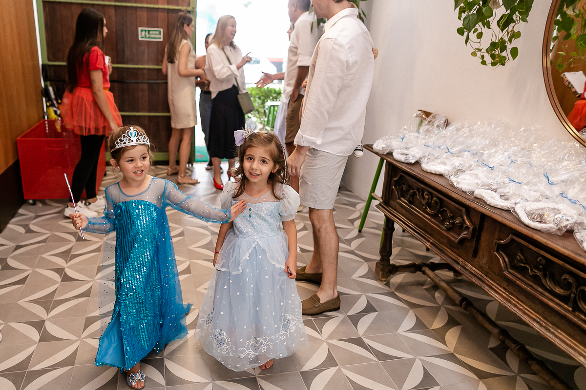 fotografias do aniversário de 4 anos da Isabel e da Anna com o tema frozen no buffet espaço pindorama na vila nova conceição zona sul de sao paulo sp
