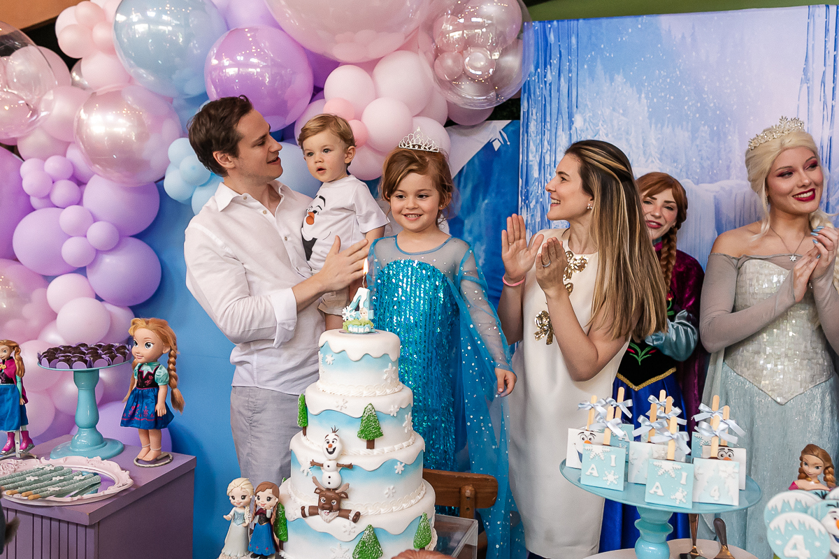 fotografias do aniversário de 4 anos da Isabel e da Anna com o tema frozen no buffet espaço pindorama na vila nova conceição zona sul de sao paulo sp