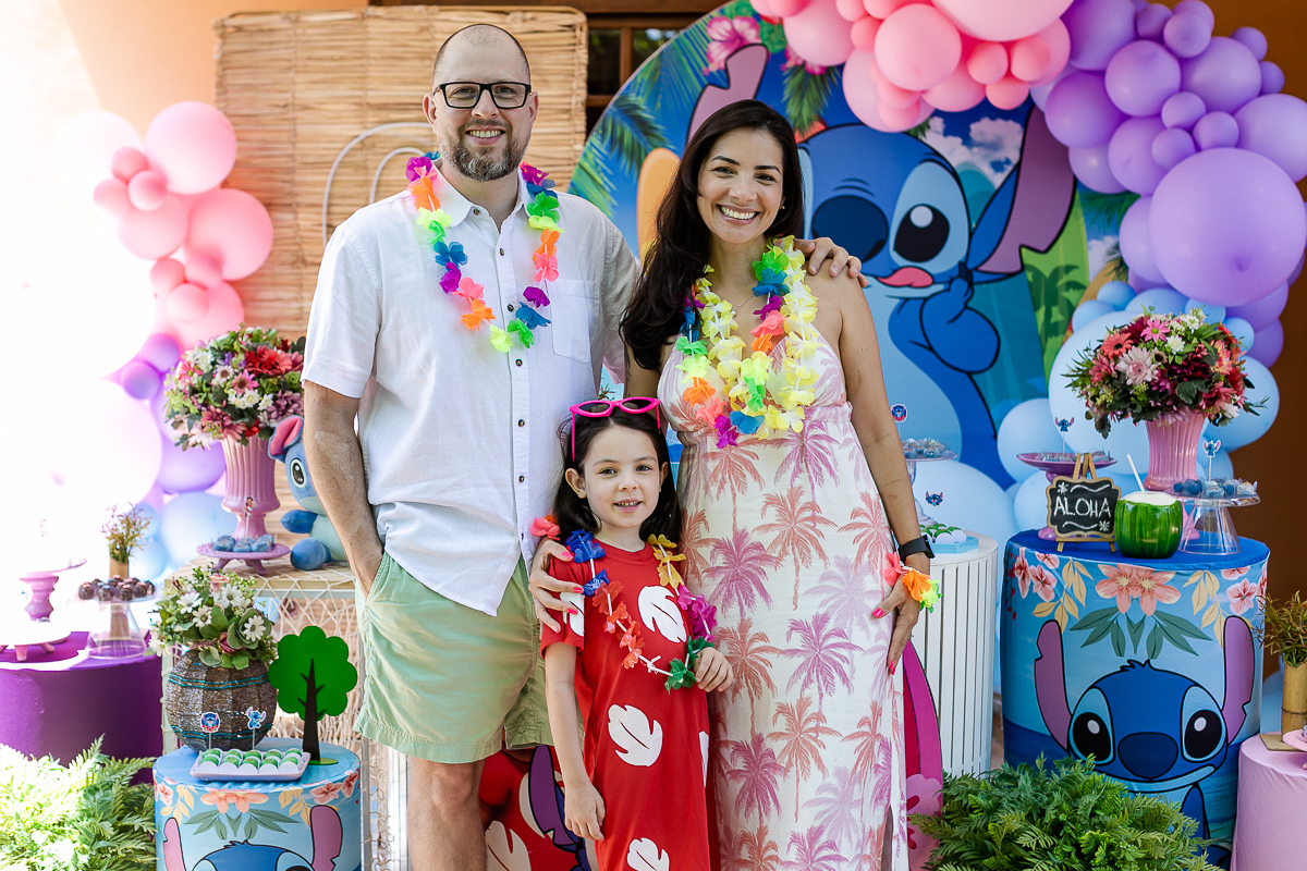 fotografias do aniversário de 6 anos da catarina com o tema lilo e stich no quintal de casa em cotia sp