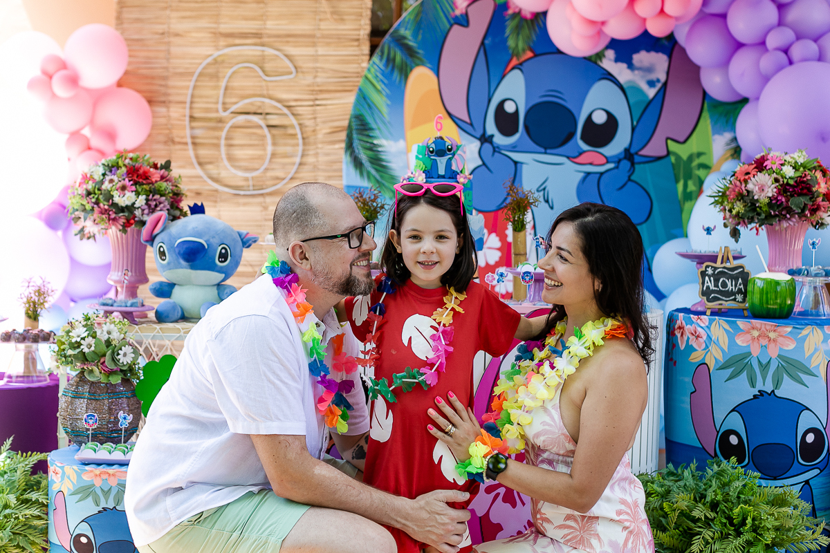 fotografias do aniversário de 6 anos da catarina com o tema lilo e stich no quintal de casa em cotia sp