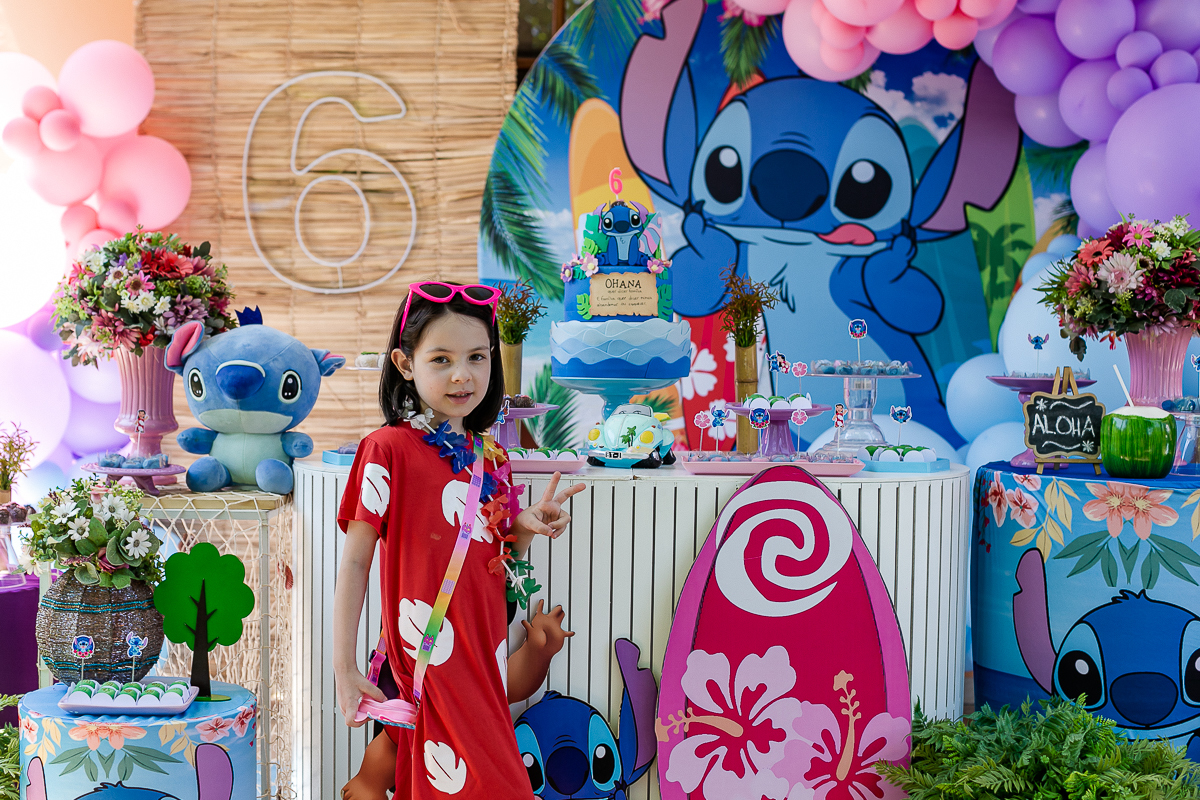 fotografias do aniversário de 6 anos da catarina com o tema lilo e stich no quintal de casa em cotia sp