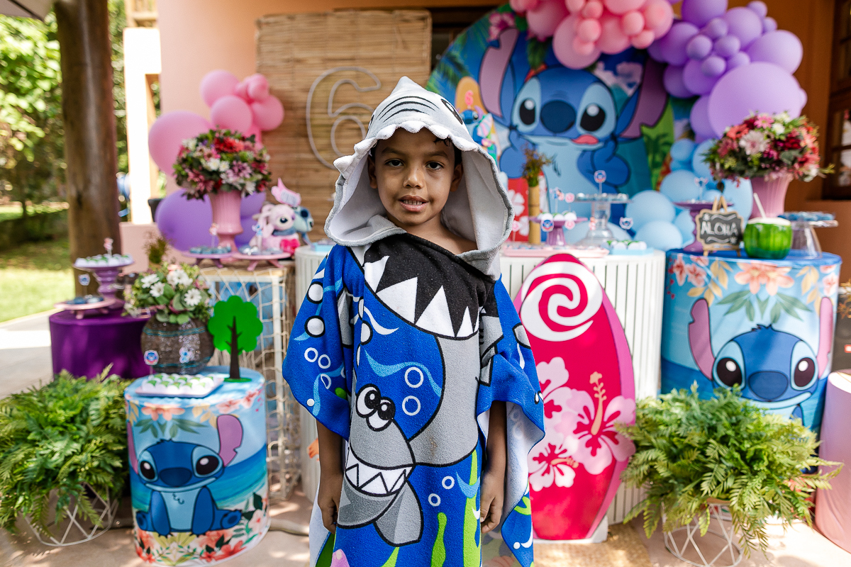fotografias do aniversário de 6 anos da catarina com o tema lilo e stich no quintal de casa em cotia sp