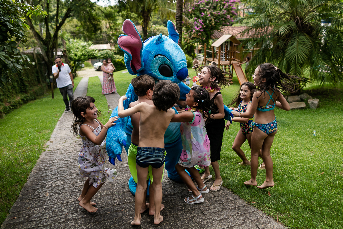 fotografias do aniversário de 6 anos da catarina com o tema lilo e stich no quintal de casa em cotia sp