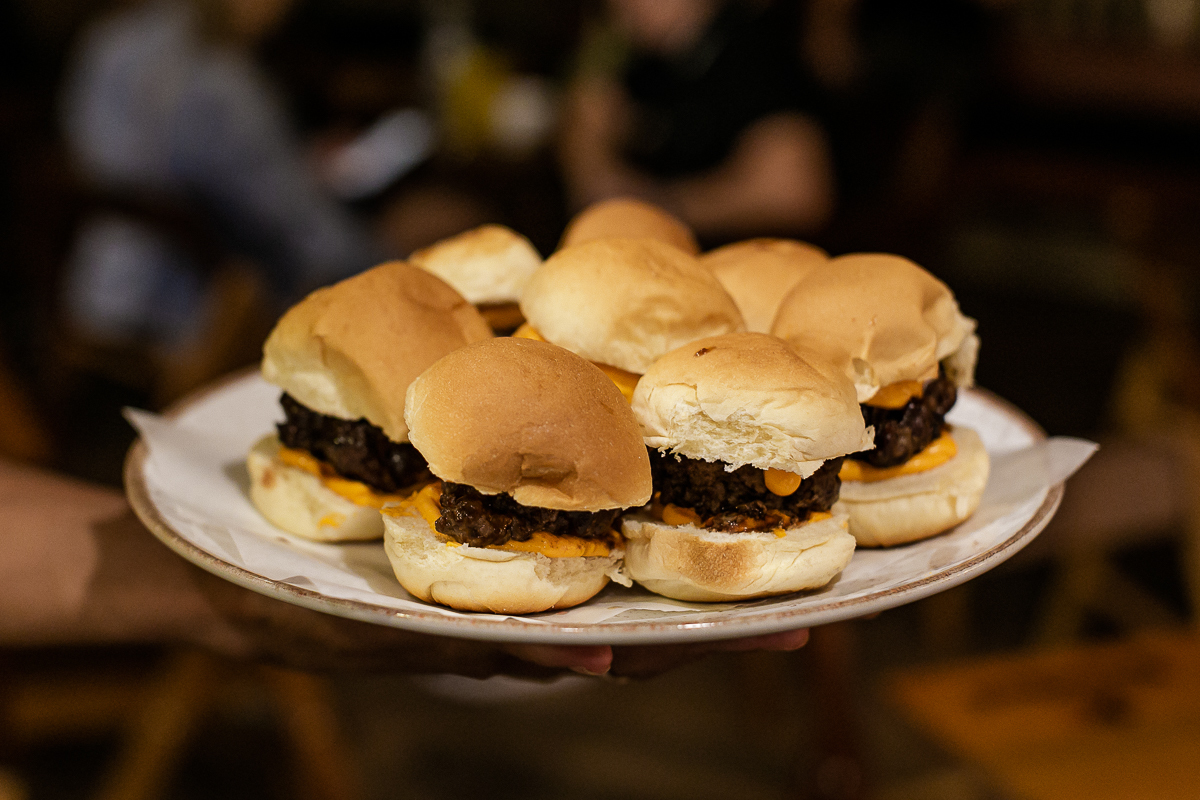 fotografias do aniversário de 48 anos da viviani no bar deixa a menina na vila madalena zona sul sao paulo sp