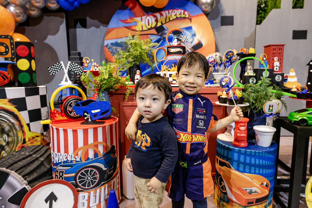 fotografias do aniversário de 4 anos do Henry com o tema hot whells no buffet no galpão em pinheiros zona oeste de sao paulo sp