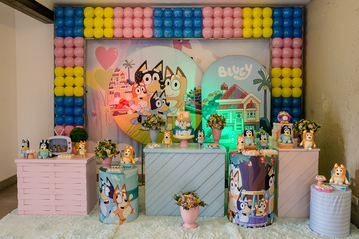 fotografias do aniversário de 3 anos da agatha com o tema bluey no buffet caixinha de surpresa no bairro do campo belo zona sul de sao paulo sp
