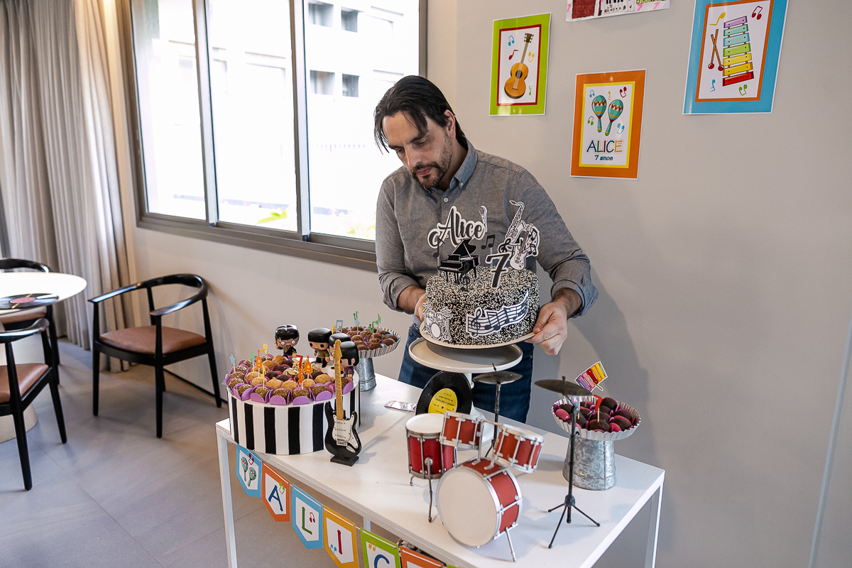 fotografias do aniversário de 7 anos da Alice com o tema musica e beatles no salao de festas do condominio na zona sul de sao paulo sp