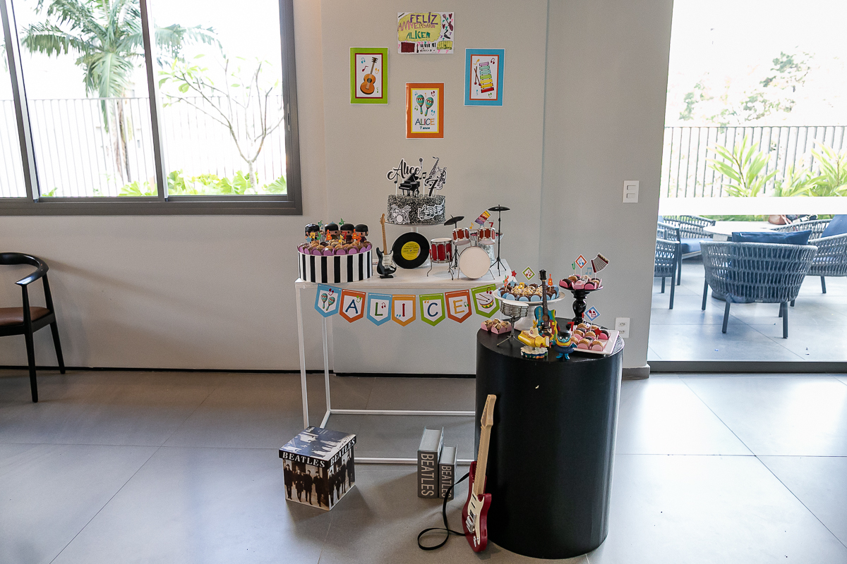 fotografias do aniversário de 7 anos da Alice com o tema musica e beatles no salao de festas do condominio na zona sul de sao paulo sp