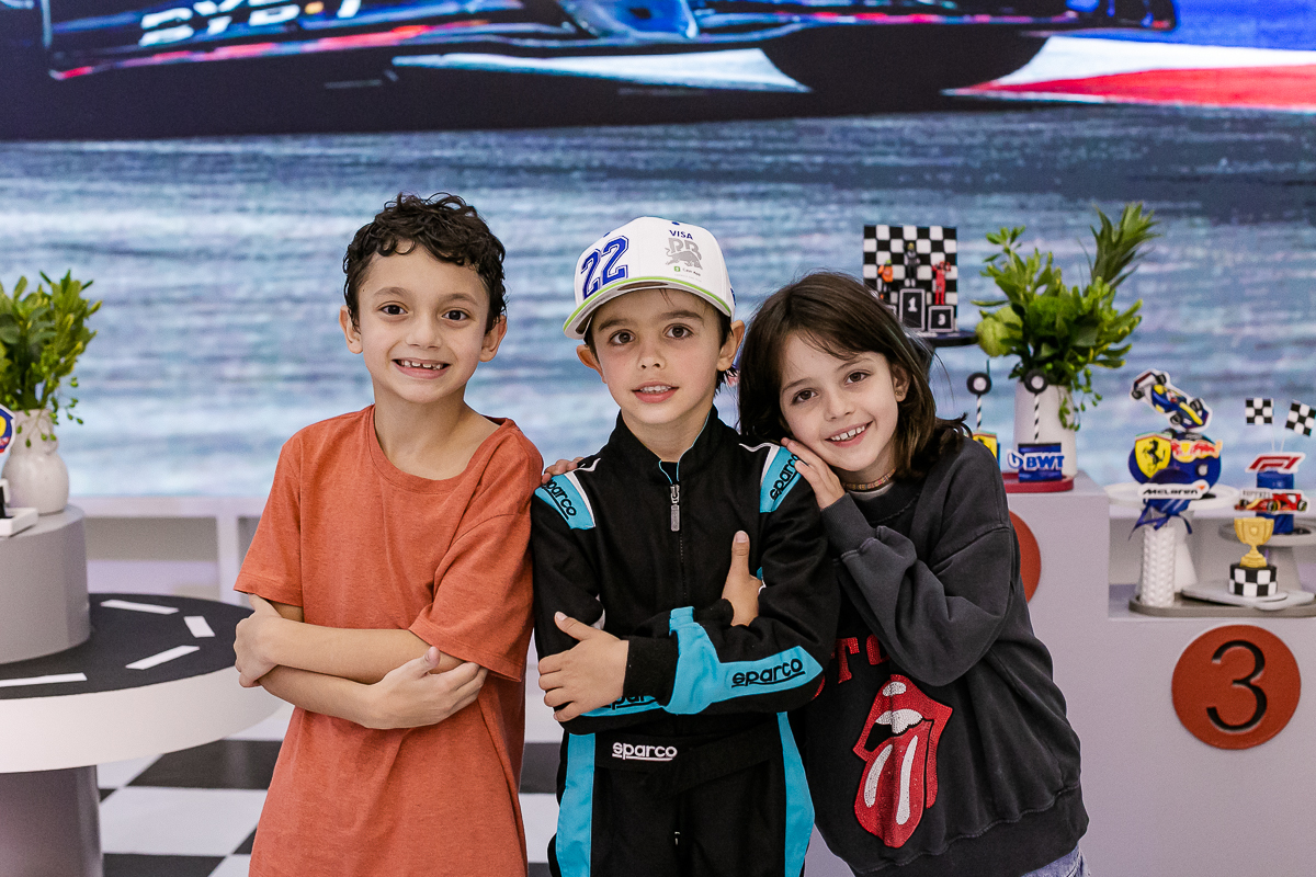 fotografias do aniversário de 7 anos do bernardo com o tema forma 1 no buffet espaço lá vem o sol unidade alphaville barueri sp