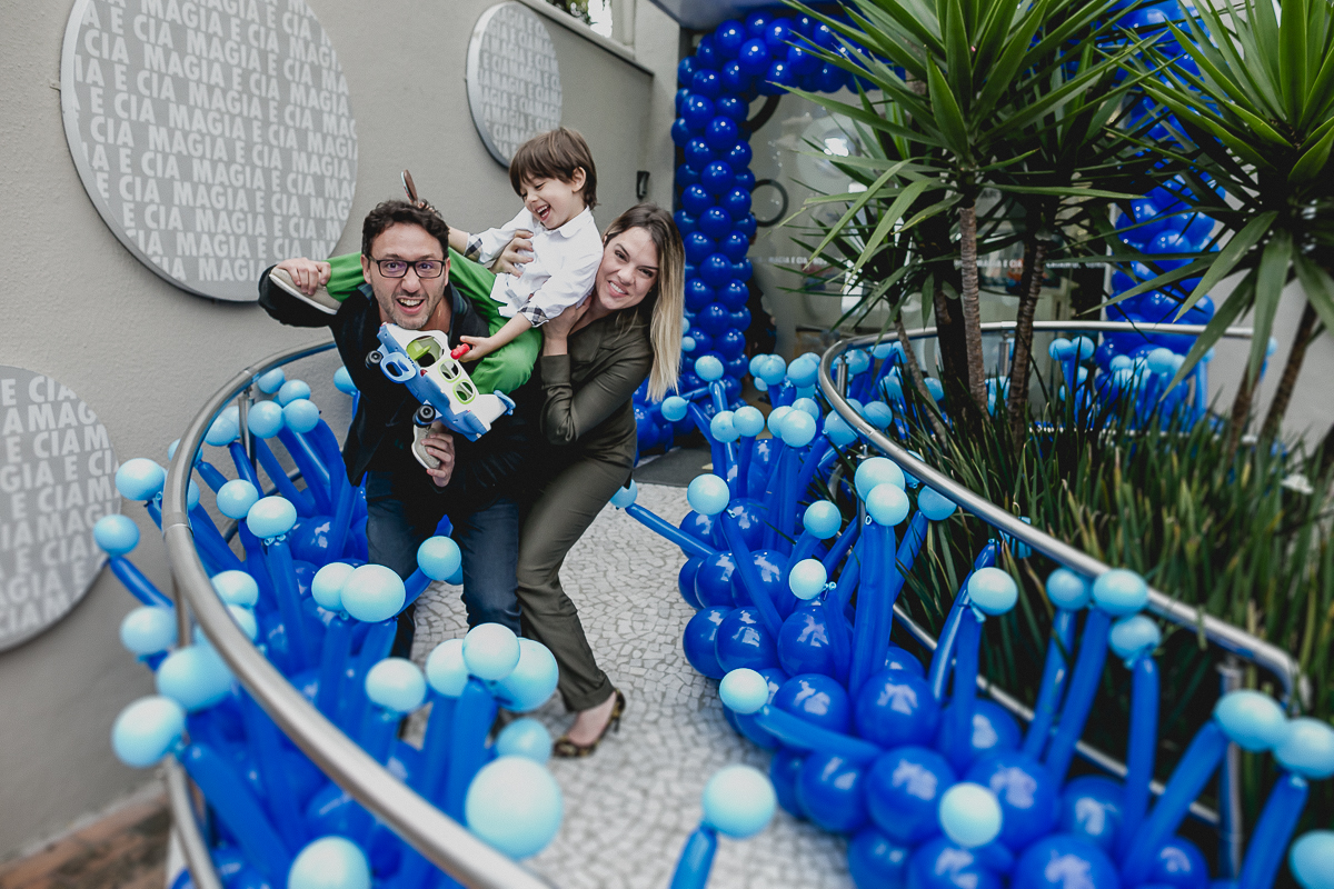 familia se divertindo na frente do buffet magia e cia