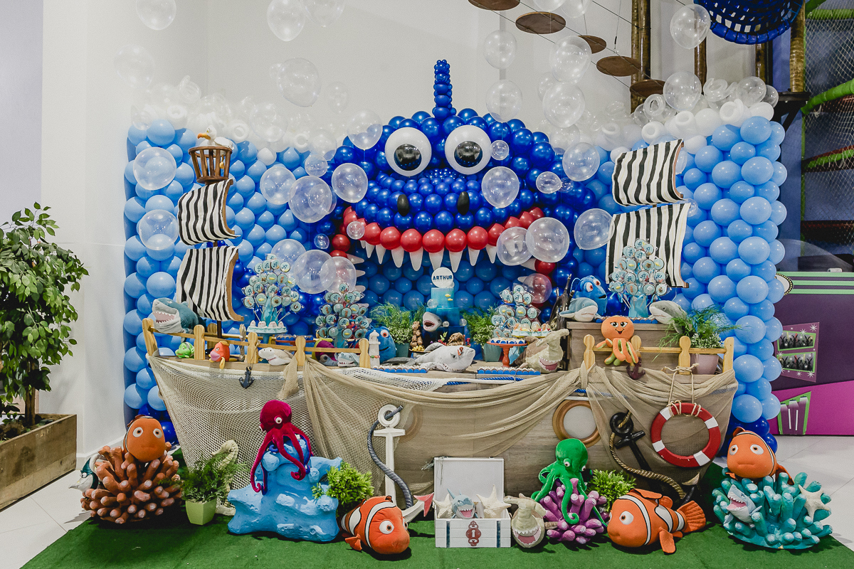 detalhes da mesa do bolo com o tema fundo do mar