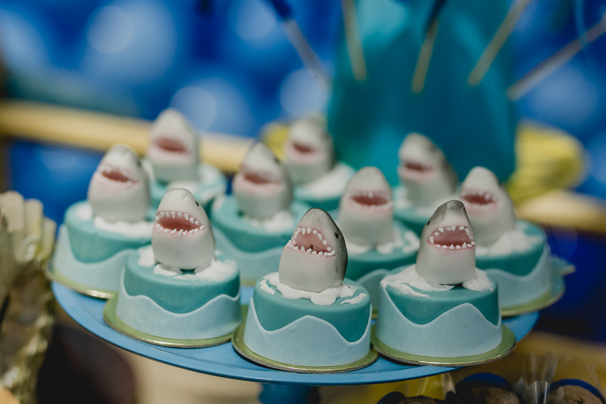 detalhes da mesa do bolo com docinhos de tubarao