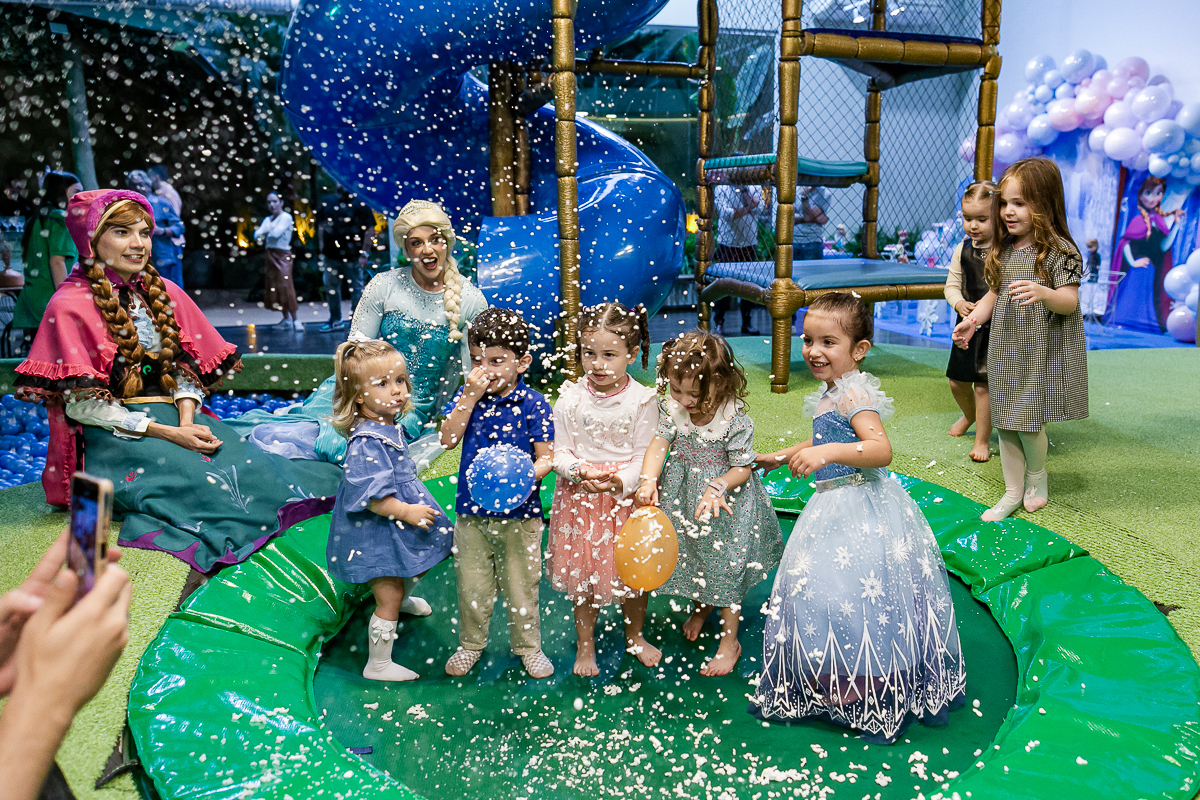 fotografias do aniversário de 3 anos da helena com o tema frozen no buffet espaço entre folhas em moema zona sul de sao paulo sp