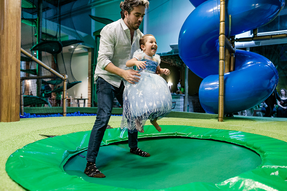 fotografias do aniversário de 3 anos da helena com o tema frozen no buffet espaço entre folhas em moema zona sul de sao paulo sp