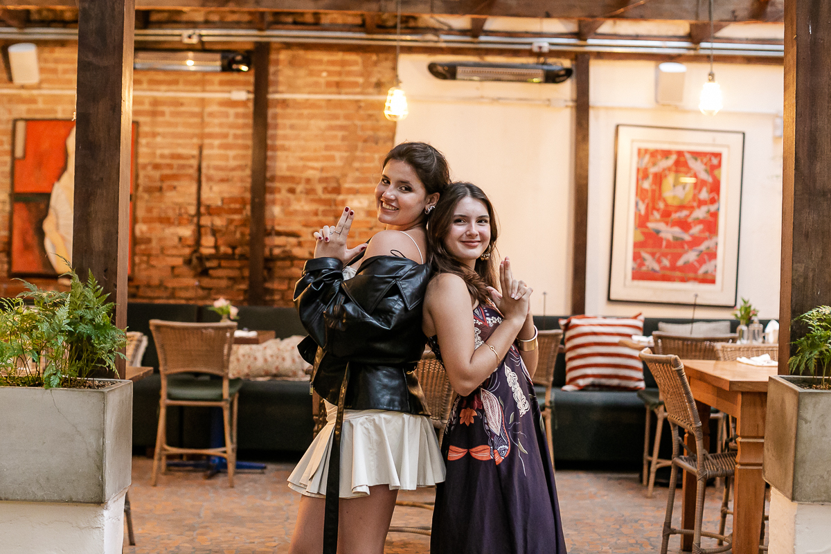 fotografias do aniversário de 15 anos da Marcella no restaurante Gael Cozinha Mestiça em pinheiros zona oeste de SP e depois volta de limousine pela cidade de são paulo