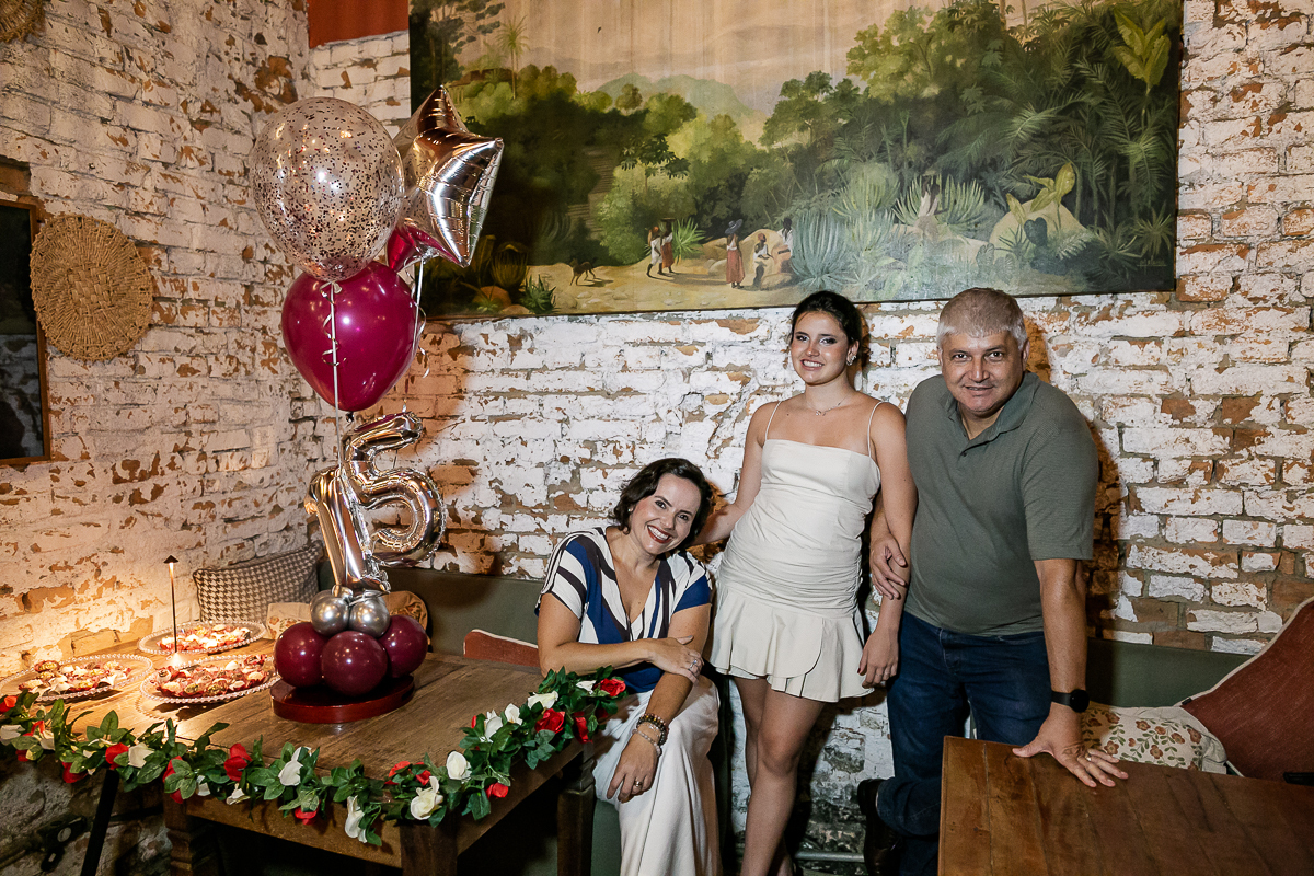 fotografias do aniversário de 15 anos da Marcella no restaurante Gael Cozinha Mestiça em pinheiros zona oeste de SP e depois volta de limousine pela cidade de são paulo