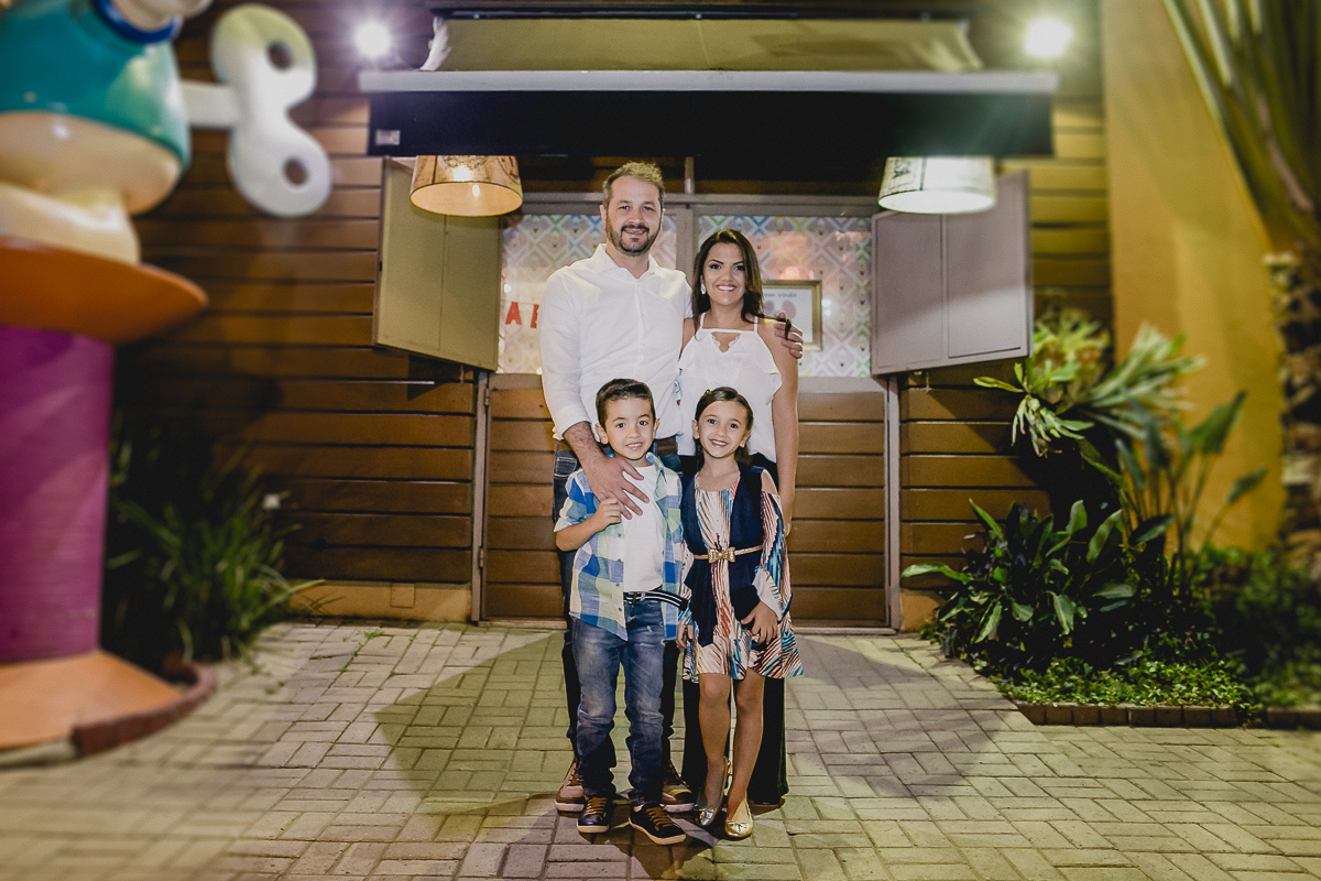 retrato em familia na frente do buffet miniland I localizado no tatuape sp