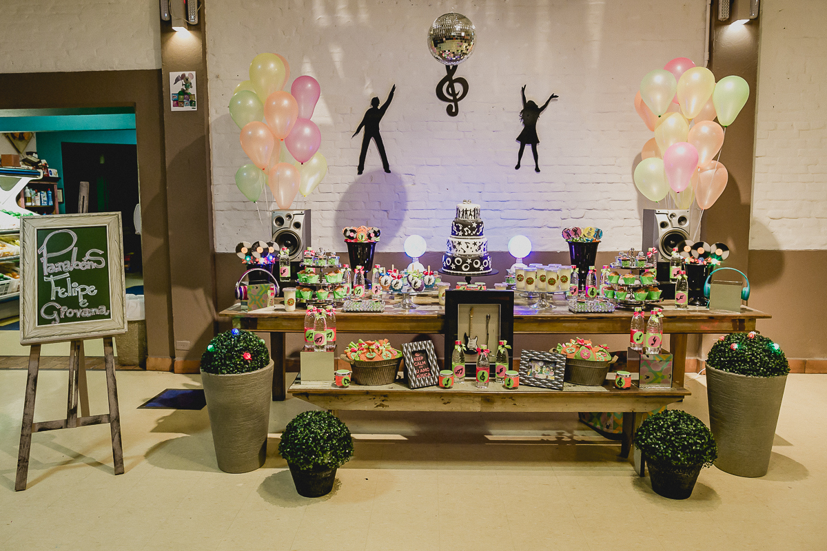 Mesa do bolo da festa infantil com o tema discoteca