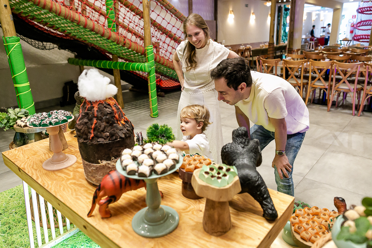 fotografias do aniversário de 3 anos do gabriel com o tema dinossauros no buffet espaço trilegria no morumbi zona sul de sao paulo sp