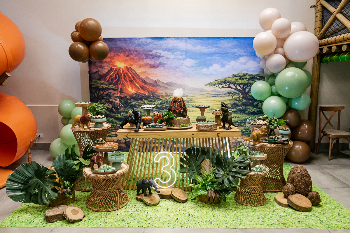 fotografias do aniversário de 3 anos do gabriel com o tema dinossauros no buffet espaço trilegria no morumbi zona sul de sao paulo sp