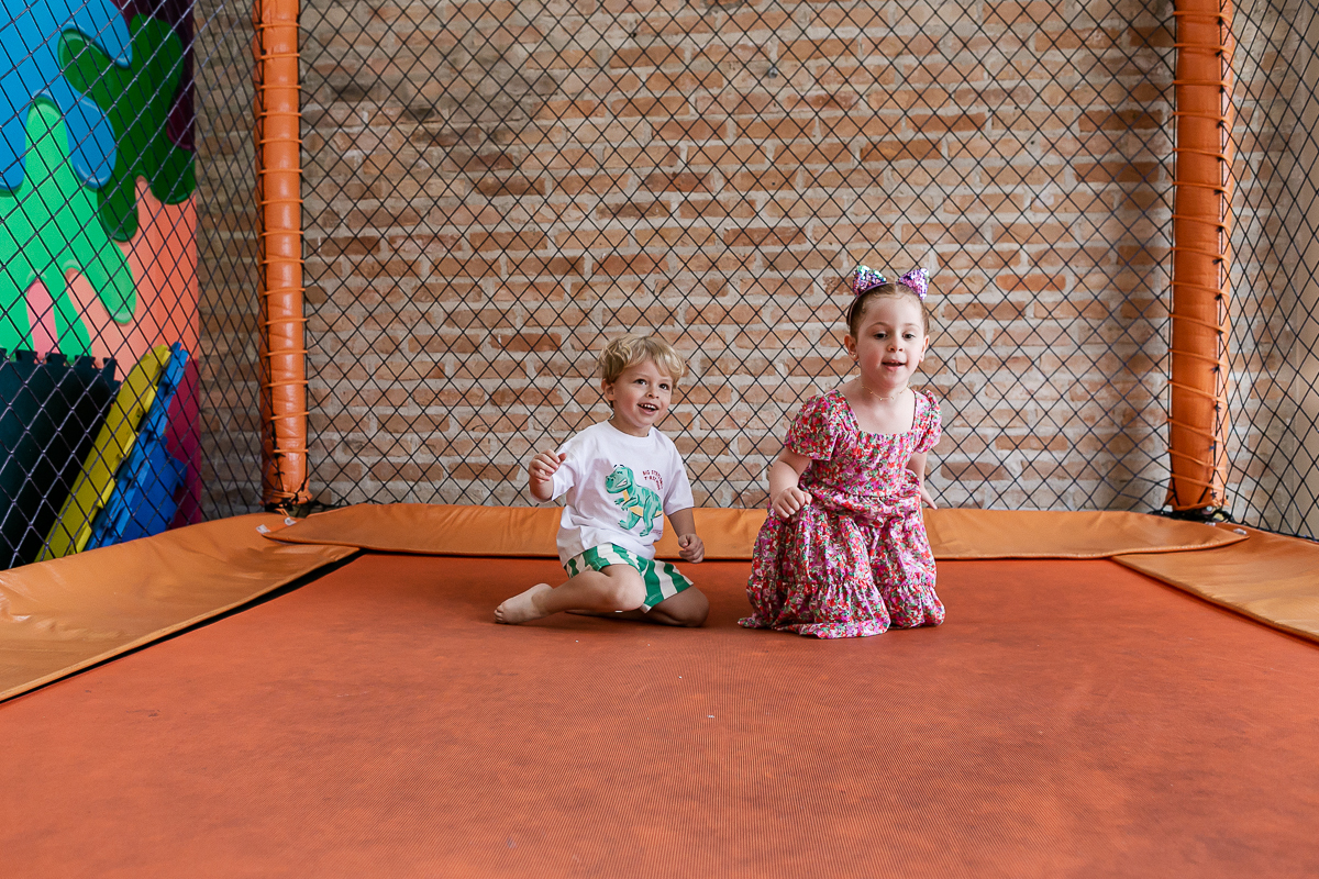 fotografias do aniversário de 3 anos do gabriel com o tema dinossauros no buffet espaço trilegria no morumbi zona sul de sao paulo sp