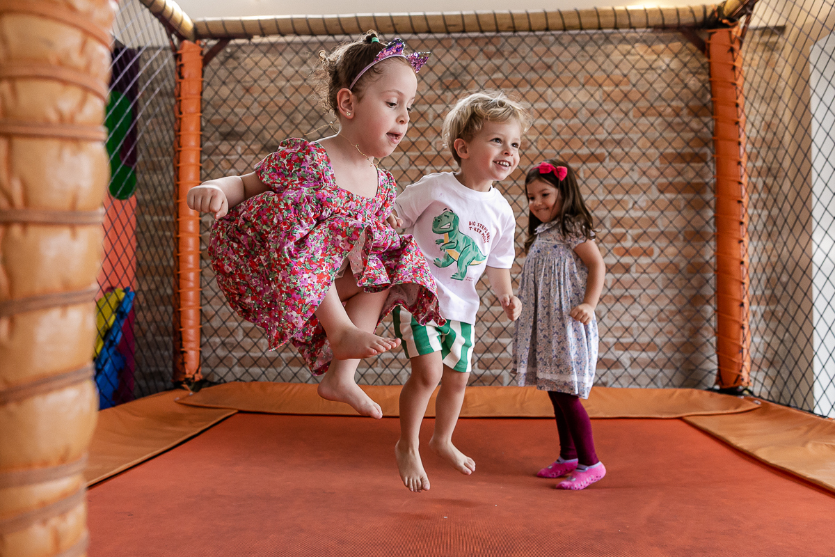 fotografias do aniversário de 3 anos do gabriel com o tema dinossauros no buffet espaço trilegria no morumbi zona sul de sao paulo sp