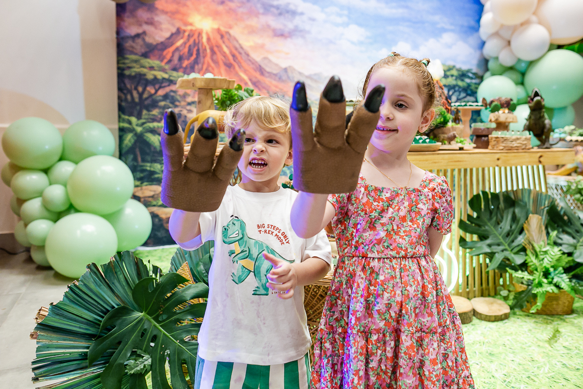 fotografias do aniversário de 3 anos do gabriel com o tema dinossauros no buffet espaço trilegria no morumbi zona sul de sao paulo sp
