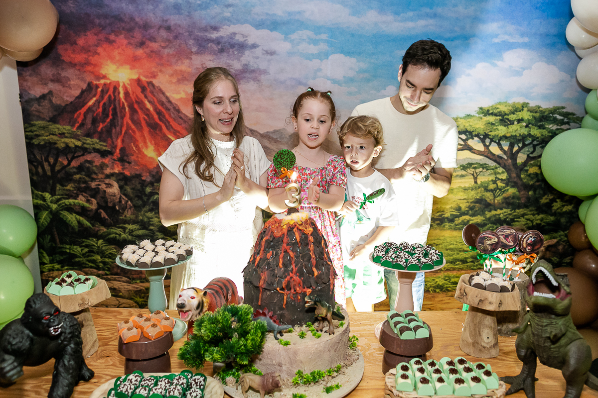 fotografias do aniversário de 3 anos do gabriel com o tema dinossauros no buffet espaço trilegria no morumbi zona sul de sao paulo sp