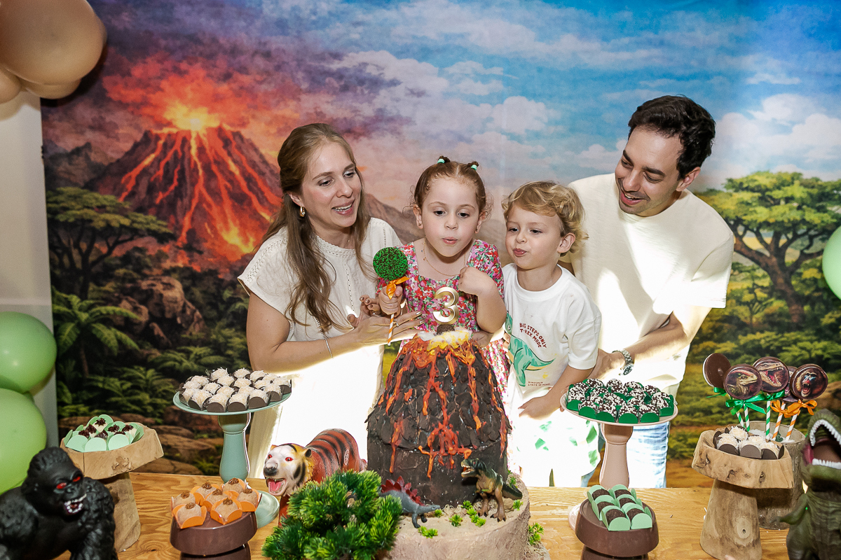 fotografias do aniversário de 3 anos do gabriel com o tema dinossauros no buffet espaço trilegria no morumbi zona sul de sao paulo sp