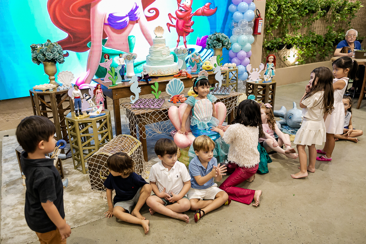 fotografias do aniversário de 4 anos da bianca com o tema pequena sereia ariel no buffet espaço formigueiro unidade vila olimpia zona sul de sao paulo sp