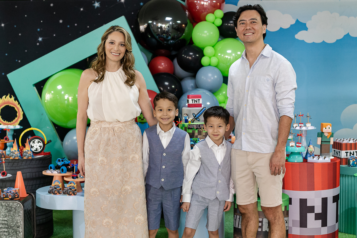 fotografias do aniversário de 7 anos do benny e do dan com o tema minecraft e hotwhells no buffet pimentas no reino em santo andre sao paulo sp