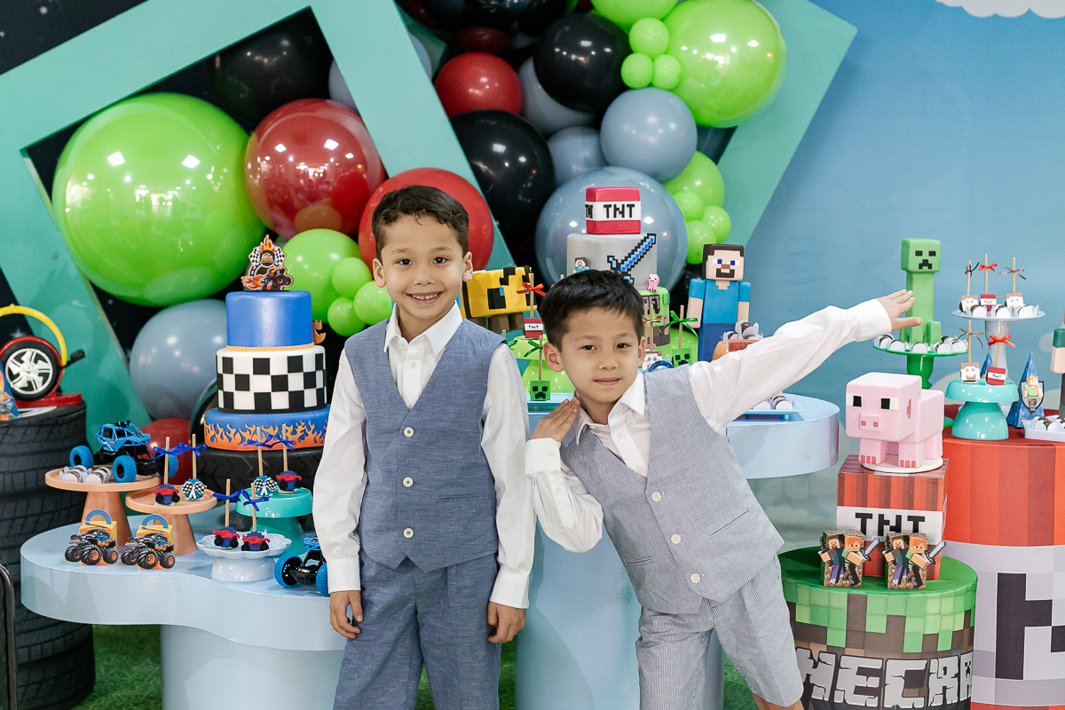 fotografias do aniversário de 7 anos do benny e do dan com o tema minecraft e hotwhells no buffet pimentas no reino em santo andre sao paulo sp