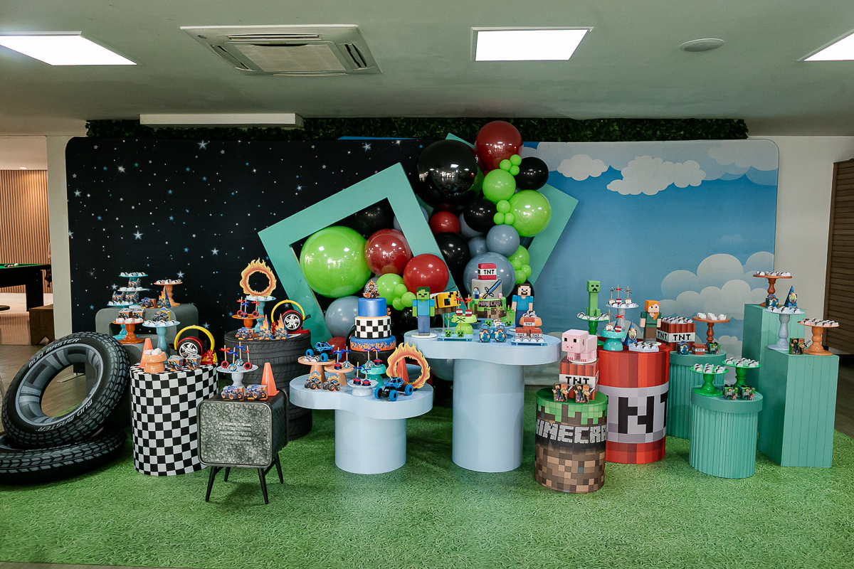 fotografias do aniversário de 7 anos do benny e do dan com o tema minecraft e hotwhells no buffet pimentas no reino em santo andre sao paulo sp