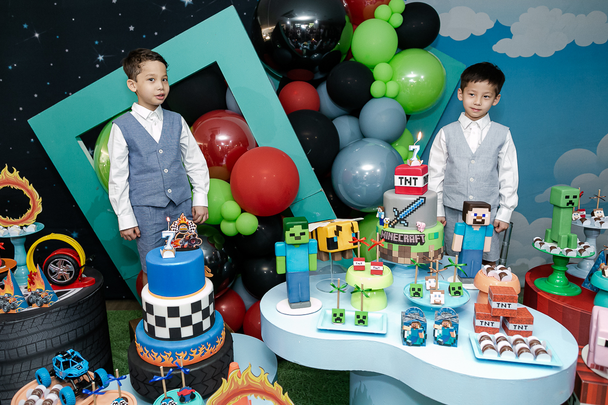 fotografias do aniversário de 7 anos do benny e do dan com o tema minecraft e hotwhells no buffet pimentas no reino em santo andre sao paulo sp