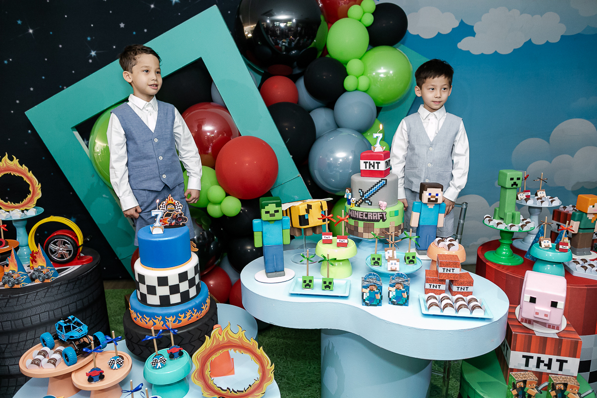 fotografias do aniversário de 7 anos do benny e do dan com o tema minecraft e hotwhells no buffet pimentas no reino em santo andre sao paulo sp