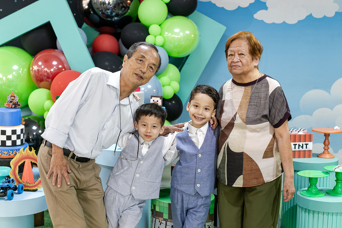 fotografias do aniversário de 7 anos do benny e do dan com o tema minecraft e hotwhells no buffet pimentas no reino em santo andre sao paulo sp